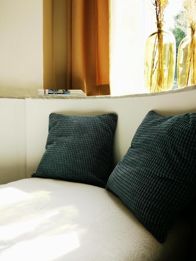 Shway - The Red With Pearls Apartment Antwerpen Bagian luar foto